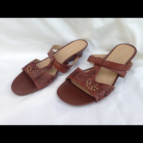 naturalizer sandals narrow width